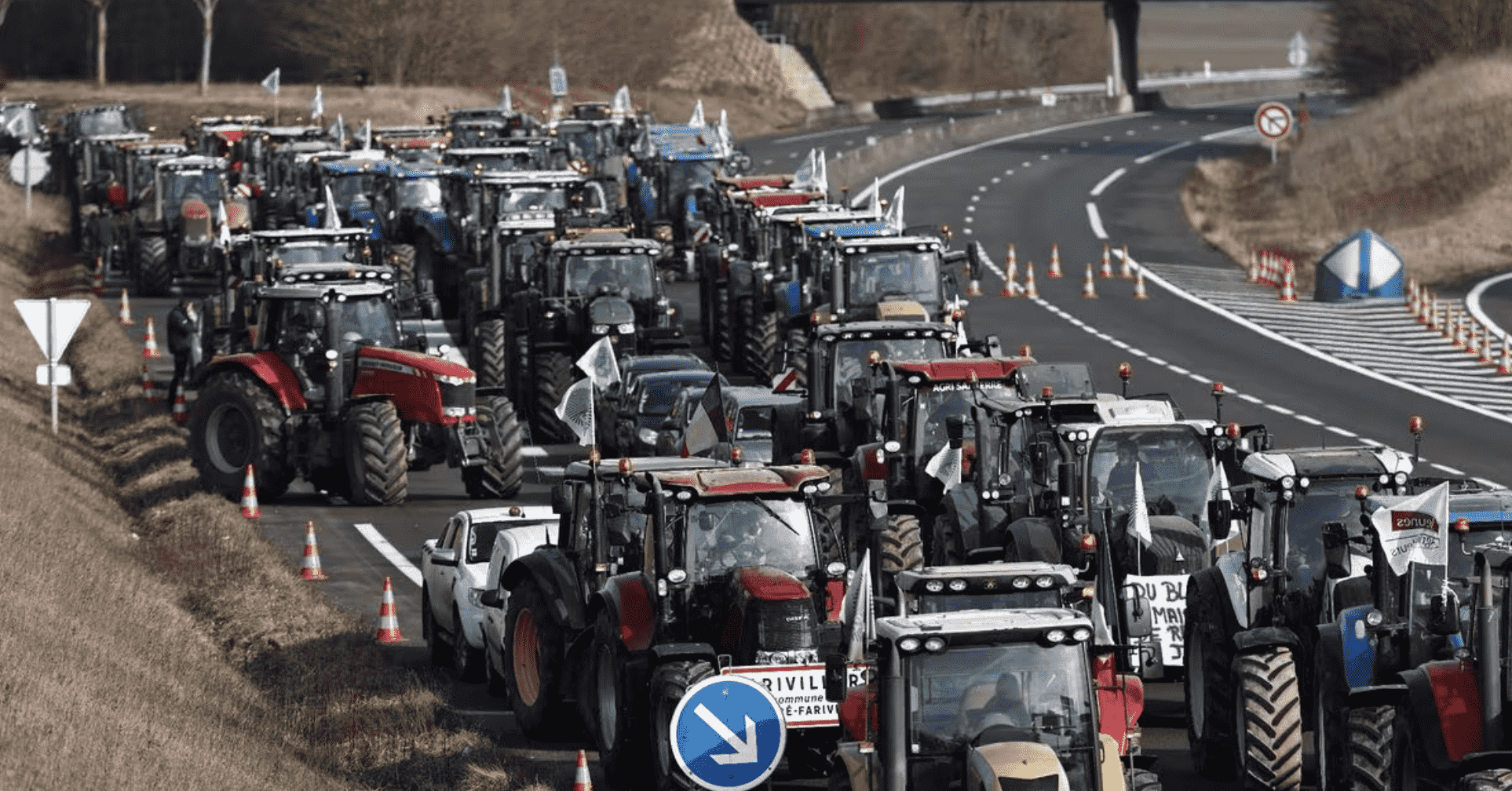 agriculteurs bloquent l'autoroute
