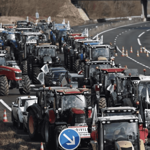 agriculteurs bloquent l'autoroute